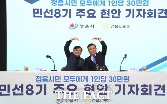 정읍시가 올해 전국 최초로 지급한 1인당 30만 원의 민생회복지원금(총 310억 원)은 어려운 시기를 겪는 시민들에게 큰 힘이 되며, 모든 시민이 체감할 수 있는 촘촘하고 따뜻한 복지행정의 모범 사례로 남았다. / 정읍시