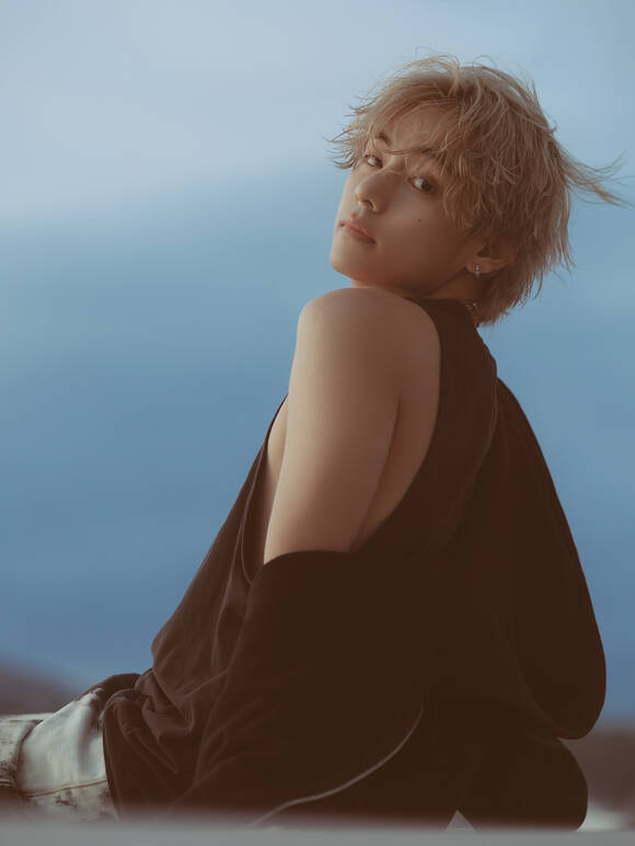 뷔는 2023년 9월 첫 솔로 앨범 Layover, 2024년 3월 디지털싱글 FRI(END)S, 2024년 박효신과 듀엣곡 Winter Ahead(with 박효신)로 다채로운 매력을 드러냈다. 이를 통해 보컬리스트로서의 역량을 마음껏 펼쳐냈다. /빅히트 뮤직