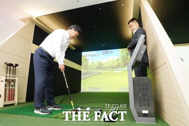 방세환(왼쪽) 광주시장이 경안동소규모체육관에 조성된 실내 스크린 파크골프장에서 시범을 보이고 있다. /광주시