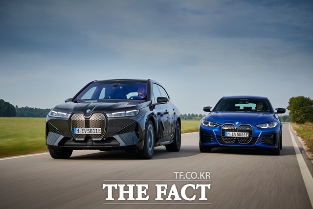 BMW그룹은 2030년까지 전 세계 판매 차량 중 절반 이상을 순수 전기차(BEV)로 전환하는 로드맵을 수립했다. 이를 위해 새롭게 개발한 전기차 전용 플랫폼 노이어 클라쎄(Neue Klasse)를 중심으로 라인업 확대에 나선다. BMW의 플래그십 순수전기 SAV iX(왼쪽)와 순수전기 4-도어 쿠페 i4. /BMW코리아