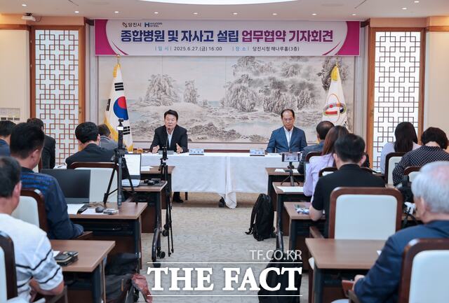 오성환 당진시장은 27일 시청 해나루홀에서 종합병원 및 자사고 설립 관련 기자회견을 개최했다. /당진시