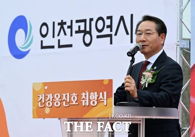 유정복 인천시장이 27일 중구 역무선부두에서 열린 건강옹진호 취항식에서 축사를 하고 있다./인천시