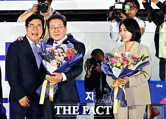 이재명 당시 민주당 대선 후보가 지난 4일 서울 여의도 국회 정문 앞에 마련된 개표방송 야외무대에서 박찬대 당시 상임총괄선대위원장(왼쪽)의 축하를 받는 모습. /배정한 기자