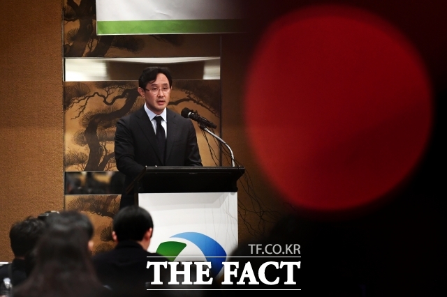 고려아연 최대주주인 MBK파트너스는 27일 서울중앙지방법원의 영풍 승소 판결에 입장을 밝혔다. 사진은 지난해 11월 최윤범 고려아연 회장이 서울 용산구 하얏트호텔에서 기자회견을 열고 발언하는 모습. /서예원 기자