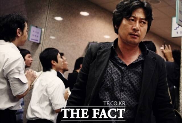 서울동부지법 형사항소3부(김한성 부장판사)는 27일 마약류관리에관한법률 위반(향정) 혐의로 기소된 노모(52) 씨와 검찰의 항소를 기각하고 1심과 마찬가지로 징역 3년6개월을 선고했다. 430만원을 추징한 원심판결도 유지했다.사진은 노 씨를 모티브로 한 영화 추격자의 한 장면. /쇼박스 제공