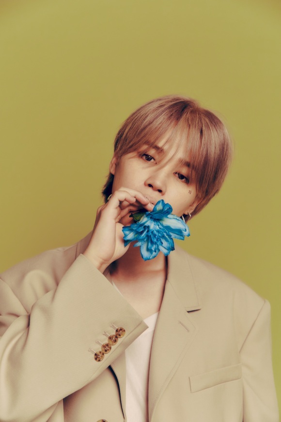 지민은 입대 전 FACE와 군복무 중 MUSE 두 장의 앨범을 발매했다. 두 앨범은 모두 빌보드 200 2위에 올랐고 FACE의 타이틀곡 Like Crazy(라이크 크레이지)는 핫 100 1위를 차지했다. K팝 솔로 가수가 핫 100 1위에 오른 건 지민이 최초다. /빅히트 뮤직
