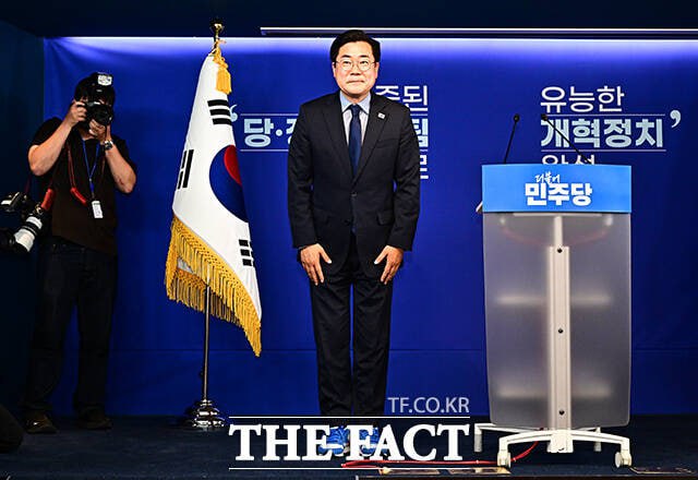 박찬대 민주당 전 원내대표가 23일 서울 여의도 중앙당사에서 열린 당대표 출마를 선언하는 모습. 이재명 대통령이 대선 기간 신었던 운동화와 같은 모델을 신어 눈길을 끌었다. /배정한 기자