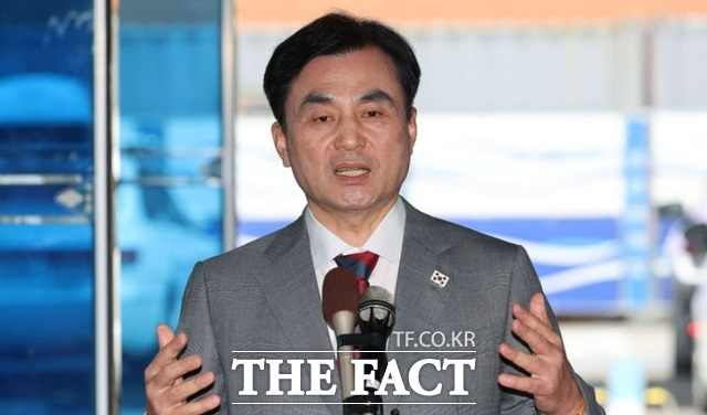 안규백 국방부장관 후보자가 27일 오전 서울 용산구 육군회관에 마련된 인사청문회 준비 집무실로 출근하며 발언하고 있다. /뉴시스