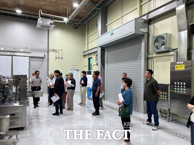 서천군 정책참여단이 지역 내 사업장을 방문해 현장 평가를 실시하고 있다. /서천군