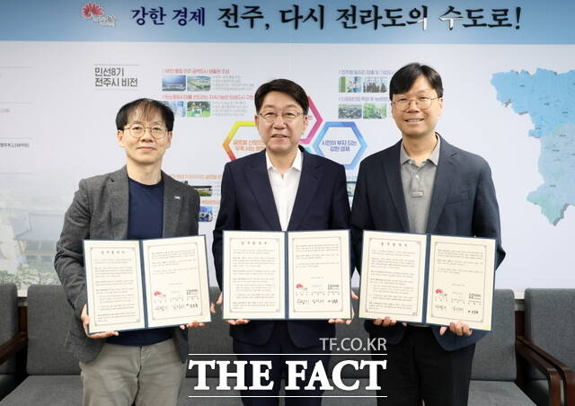 우범기 전주시장(가운데)이 와이소셜컴퍼니·한국사회가치연대기금과 라이콘 펀드 업무협약을 체결하고 기념 촬영을 하고 있다. /전주시