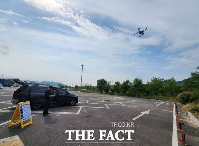 경남경찰청 고속도로순찰대 6지구대는 고속도로 교통사고 예방을 위해서 화물차량의 중요 교통법규 위반에 대해 드론을 활용한 집중 단속을 벌인다./경남경찰청