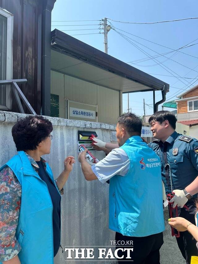 전남 해남군이 행복드림 여성친화 특화사업의 일환으로 솔라안심등을 설치하고 있다. /전남도