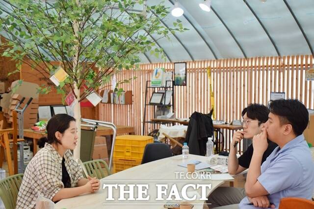 손 씨는 귀농 후 정체성에 혼란을 많이 겪었다고 했다. 그는 2019년쯤에는 우울증 비슷하게 오더라. 감정을 표출하지 못했던 점이 컸던 것 같다. 농부는 직업 그 이상의 의미라고 본다. 그만큼 마인드 세팅이 달라야 한다. 농업 자체에 대한 열정이 없다면 따라갈 수 없다라고 강조했다. 영화 <리틀 포레스트>를 꿈꾸는 귀농은 없다는 것. 취재진에 귀농 현실을 설명하는 손 씨. /이철영 기자