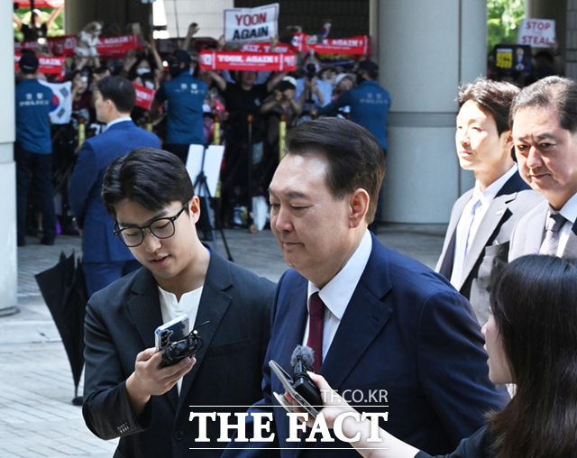 윤석열 전 대통령이 23일 서울 서초구 서울중앙지방법원에서 열린 내란 우두머리 혐의·직권남용 권리행사 방해 혐의 사건 8차 공판에 출석하고 있다. /사진공동취재단