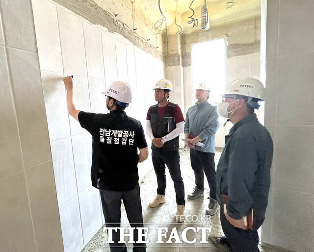 전남개발공사가 품질점검단을 출범시키고 4개 주요 현장을 대상으로 본격적인 점검 활동에 나서고 있다./전남개발공사