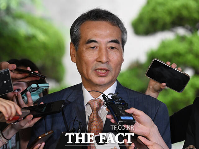 김건희 여사를 수사하는 민중기 특별검사가 김 여사가 비공개 조사를 요청할 경우 검토할 예정이라고 밝혔다. 윤석열 전 대통령의 부인 김건희 여사 의혹 관련 사건 수사를 맡은 민중기 특별검사가 25일 오전 서울 서초구 사무실에 출근하며 취재진의 질의에 답하고 있다. /이새롬 기자