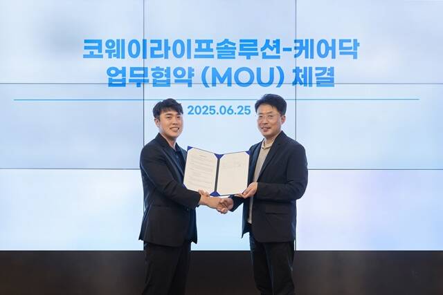 김명곤 코웨이라이프솔루션 대표이사(오른쪽)와 박재병 케어닥 대표이사가 지난 25일 서울 구로구 지타워 코웨이라이프솔루션 본사에서 업무협약을 체결한 뒤 기념 촬영을 하고 있다. /코웨이