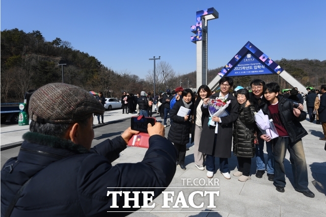 이재명 대통령 대선 공약이자 국정기획위원회에서 논의 중인 ‘서울대 10개 만들기’가 지속 가능한 지방대 육성 전략이 될 수 있을지도 관심사다. 서울 관악구 서울대학교 열린 2025학년도 입학식에서 신입생 가족들이 정문을 배경으로 기념 촬영을 하고 있다./장윤석 기자