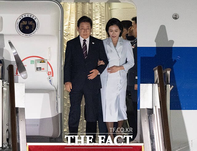 주요 7개국(G7) 정상회의 참석을 마친 이재명 대통령 부부가 19일 오전 경기 성남시 서울공항으로 귀국한 모습. /박헌우 기자