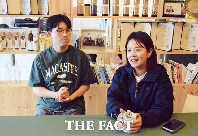 송주희·김윤철 부부에게는 꿈이 있다. 농사와 함께 지역의 어린이와 청년 그리고 어르신들까지 함께 즐길 수 있는 문화공간을 만드는 것이다. 두 부부가 취재진에게 문화공간 계획에 대해 설명하고 있다. /이철영 기자