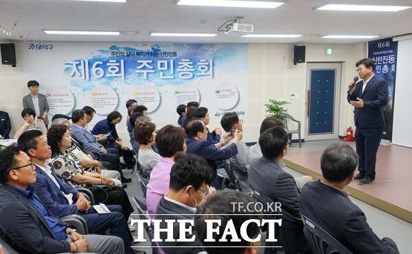 최충규 대덕구청장(오른쪽)이 신탄진동 주민총회에 참석한 지역 주민들에게 인사말을 전하고 있다. /대전 대덕구