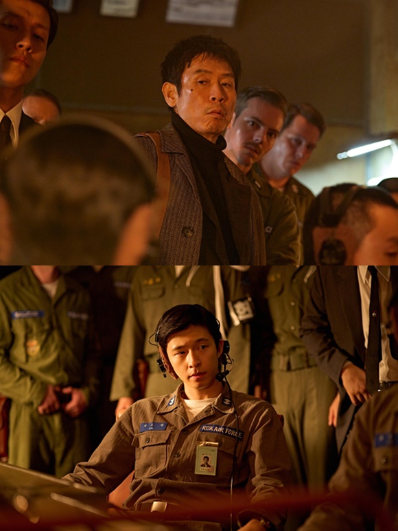 배우 설경구(위)와 홍경의 넷플릭스 새 영화 굿뉴스가 제50회 토론토국제영화제에 초청됐다. /넷플릭스