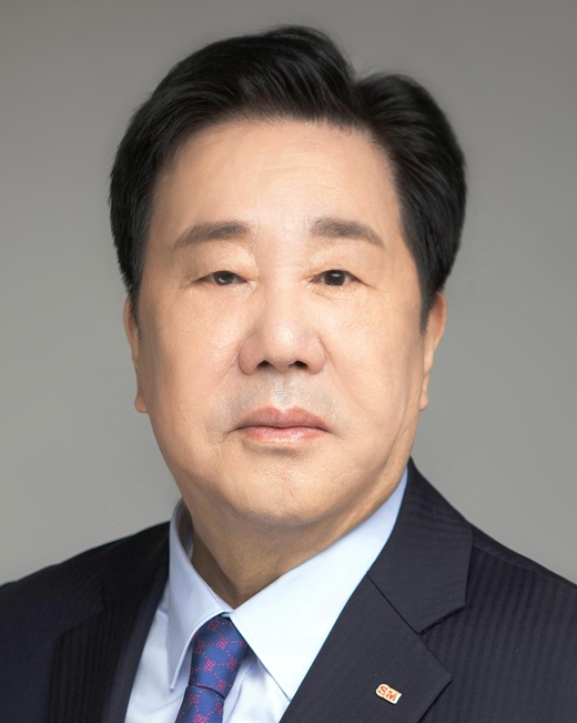 고흥군은 SM그룹 제조부문 계열사인 SM벡셀이 지난해와 올해 각각 200대씩 기부한 65인치 스마트TV를 7월 1일 이후 혼인신고한 청년부부에게도 지원한다고 27일 밝혔다. 우오현 SM그룹 회장. /SM그룹