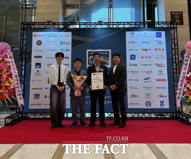 부여군의 굿뜨래몰이 26일 부여군산업정책연구원 주최 ‘2025년 국가서비스대상’에서 농특산물 쇼핑몰 부문 3년 연속 대상을 수상한 뒤 관계자들이 기념촬영을 하고 있다. /부여군