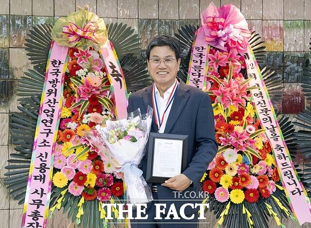 김돈곤 청양군수가 지난 24일 제22회 지역신문의날 기념식에서 행정대상을 수상하고 기념촬영을 하고 있다. /김돈곤 군수 SNS