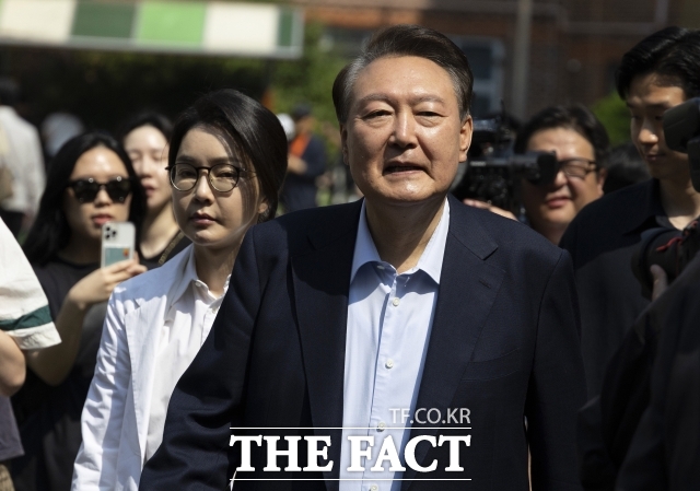 12·3 비상계엄 관련 내란·외환 혐의 등을 수사하는 내란특검이 윤석열 전 대통령의 첫 대면조사를 오는 28일로 준비 중인 가운데, 윤 전 대통령 측에서도 변호사를 동행해 출석할 예정임을 밝혔다. /임영무 기자