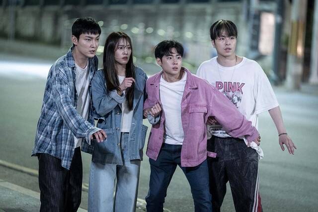 조병규(오른쪽에서 두 번째)가 주연을 맡은 영화 숨은 돈 찾기가 크랭크인해 촬영을 이어가고 있다. /킨스튜디오