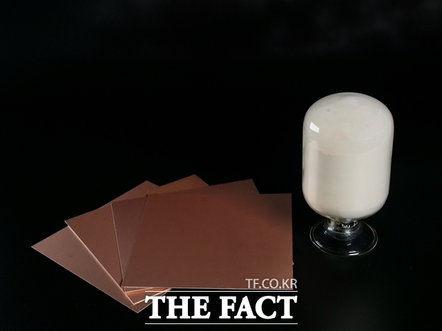 코오롱인더스트리가 초고속 통신 및 인공지능(AI) 등 미래 기술에 쓰이는 차세대 전자소재공급을 본격화한다. 코오롱인더스트리 저유전 소재 mPPO(오른쪽)와 이를 적용한 동박적층판(CCL, 왼쪽). /코오롱인더스트리