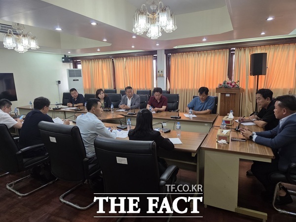 대전시의회 복지환경환위원회와 장애인사회참여증진특별위원회가 27일 라오스 교육체육부 장관과 간담회를 갖고 있는 모습./대전시의회