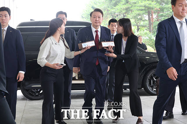 윤석열 전 대통령이 28일 오전 내란특검 조사를 받기 위해 서울 서초구 서울고등검찰청에 출석하고 있다. /임영무 기자