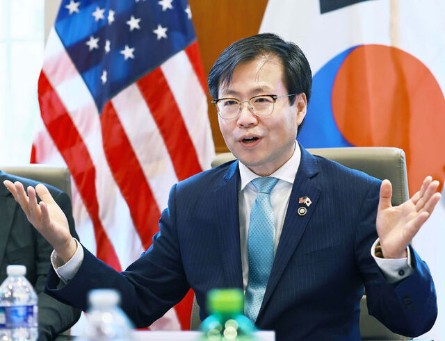 27일(현지시간) 미국 워싱턴 D.C. 미국상공회의소 회의실에서 열린 미국 상공회의소 라운드테이블에 참석한 여한구 산업통상자원부 통상교섭본부장이 인사말을 하고 있다. /산업통상자원부