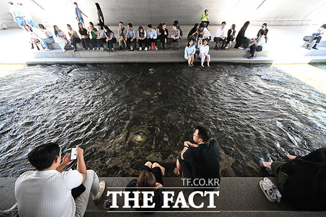 기상청에 따르면 28일 폭염특보가 발효된 지역에서는 체감온도가 33도를 웃돌겠고, 그 밖의 전국도 대부분 31도 이상으로 무덥겠다. /박헌우 기자