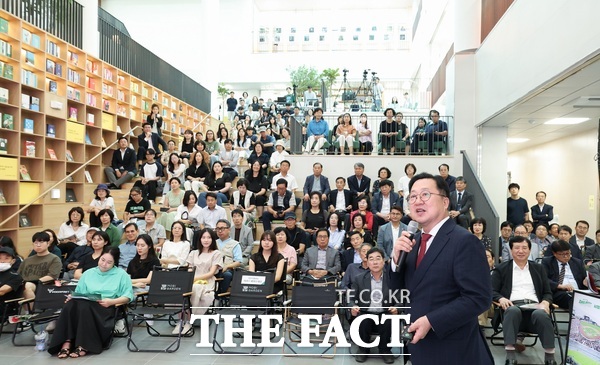 이장우 대전시장이 지난 27일 민선8기 3주년 시민과의 대화에서 지난 3년간의 성과에 대해 브리핑하고 있다./대전시