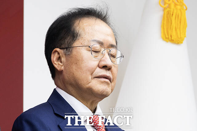 홍준표 전 대구시장이 28일 SNS에 해방 이후 퇴임 후 조사받고 처벌된 다섯 명의 대통령 모두 한국 보수진영을 대표하는 사람들이었다라고 꼬집었다. 사진은 제21대 대통령 후보자 국민의힘 3차 경선 진출에서 탈락했던 홍 전 시장이 지난 4월 29일 서울 여의도 국민의힘 중앙당사에서 진출자들의 소감을 듣는 모습. /국회사진취재단