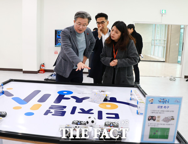 정용래 유성구청장이 지난 2월 개관한 용산도서관의 디지털전환(DX)지원센터를 점검하고 있다./대전 유성구