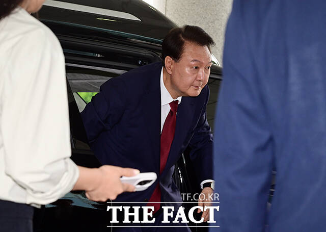 윤석열 전 대통령이 28일 오전 서울 서초동 서울고등검찰청에 마련된 내란 특검 사무실로 출석하고 있다. /임영무 기자