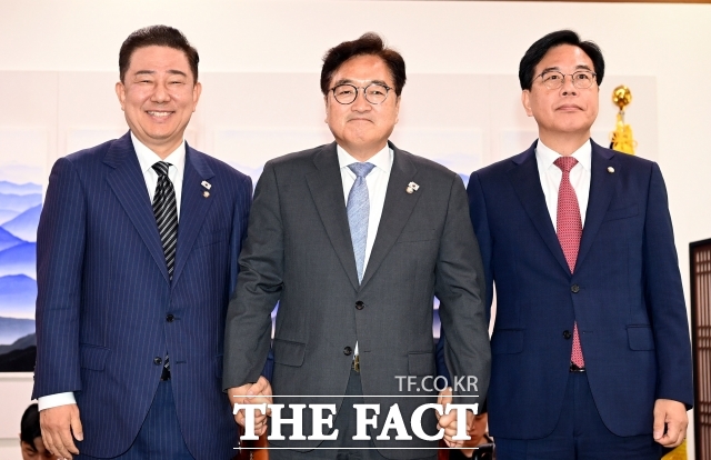 우원식 국회의장(가운데)는 29일 페이스북에 글을 올려 김민석 국무총리 인준과 관련해 여야의 조속한 합의를 촉구했다. /더팩트 DB