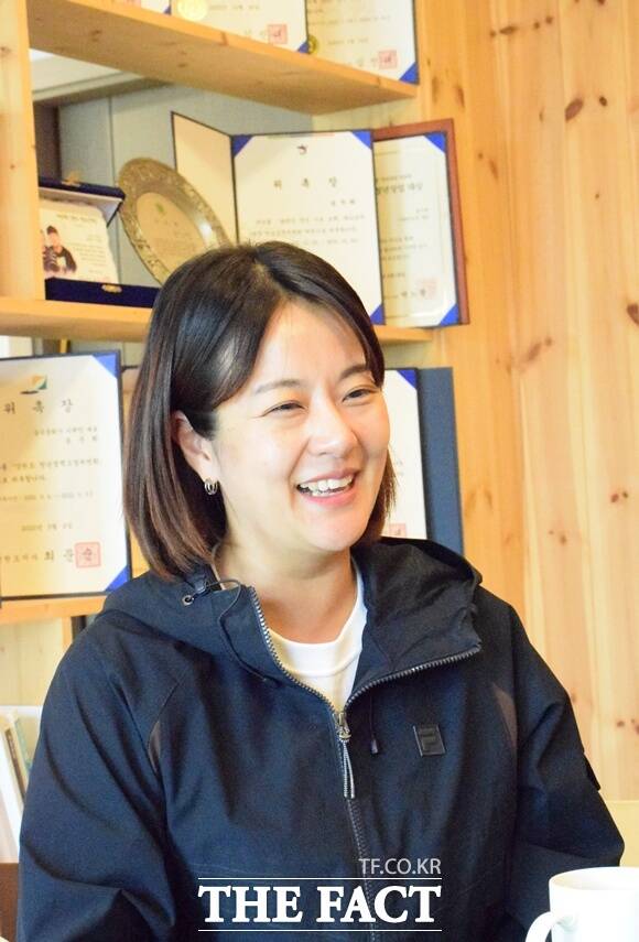 송 씨는 참기름과 들기름 등을 판매한다. 그는 귀농 초기 많은 시행착오를 겪었다. 송 씨는 주변 친구들은 취직을 하고 미래를 그려나가고 있는데, 저는 농사일을 온전히 제 것으로 만들지 못하고 있었다며 초기 귀농 당시의 어려움을 설명했다. 송 씨가 당시를 설명하며 웃고 있다. /이철영 기자