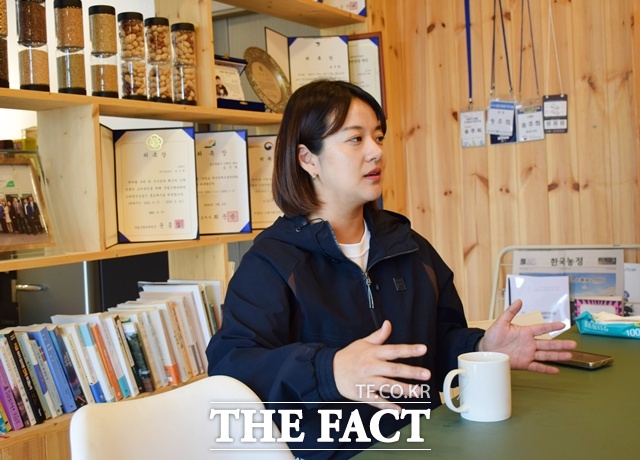 송 씨는 농업도 창업이라며 아이디어가 좋다고 곧바로 성공으로 이어지는 건 아니다. 정부에서 지원해 주는 대출이 있지만 수익을 내지 못한다면 스스로 감당해야 할 빚이다. 스마트팜으로 농촌이 활기를 찾고 지방소멸을 막을 수 있다? 저는 현실과 조금 동떨어져 있다고 본다고 지적했다. /이철영 기자