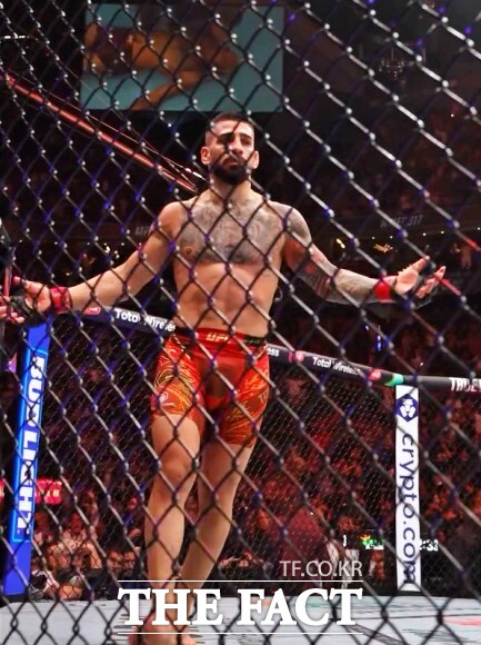 토푸리아가 올리베이라를 1라운드에 KO로 무너뜨리고 두 체급 챔피언에 등극했다. /UFC