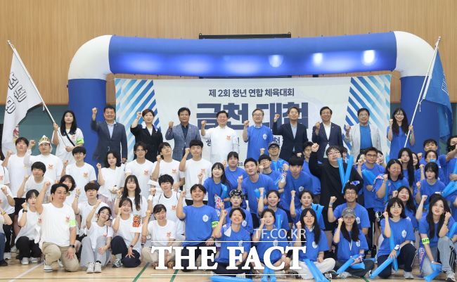 청년 연합 체육대회 개막식 모습. 박승원 광명시장(뒷줄 왼쪽 5번째)과 유성훈 금천구청장(6번째)이 파이팅을 외치고 있다./광명시