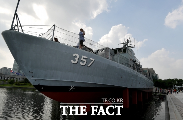 여야는 29일 제2연평해전 승전 23주년을 맞아 한목소리로 희생자들의 명복을 빌었다. 다만 대북관에 대해서는 엇갈린 태도를 보였다. /더팩트 DB