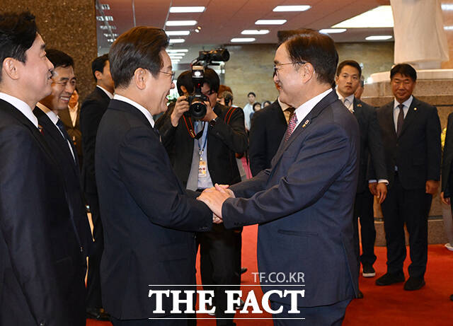 우원식 국회의장은 29일 김민석 국무총리 후보자에 대한 인사청문 경과 보고서 채택 여야 합의를 촉구하며 늦어도 이번 주 목요일(7월 3일) 본회의에서는 총리 인준안이 반드시 표결되어야 할 것이라고 강조했다. 지난 26일 이재명 대통령이 국회에서 열린 추가경정예산안 시정연설을 위해 들어서며 우원식 국회의장과 인사하고 있다. /국회사진기자단