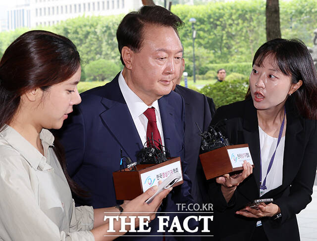 윤석열 전 대통령이 피의자 신분으로 28일 오전 서울 서초동 서울고등검찰청에 마련된 내란 특검 사무실로 출석하고 있다. /임영무 기자