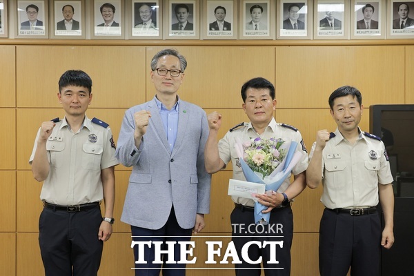 대전시가 지난 26일 2025년 상반기 민원으뜸상 표창장 수여식을 개최했다. 왼쪽부터 둔산소방서 문지용 소방위, 유득원 대전시 행정부시장, 둔산소방서장 조원광, 소방행정과 행정지원팀장 이병주 소방경./대전시