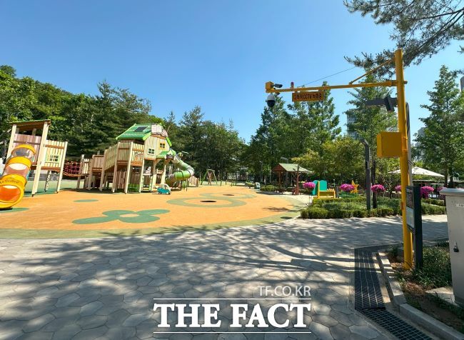 과천시가 과천중앙공원과 에어드리공원에 CCTV를 신규 설치했다. 사진은 에어드리공원에 설치한 CCTV./과천시